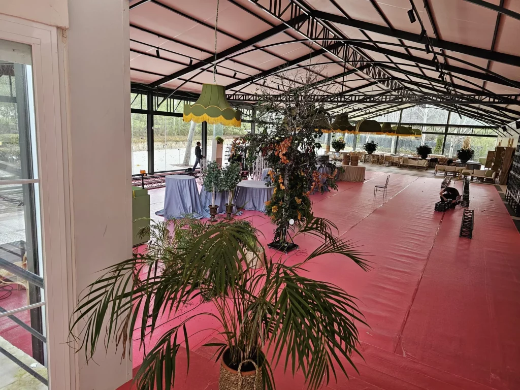 Evento corporativo privado – Moqueta roja y ambientación decorativa