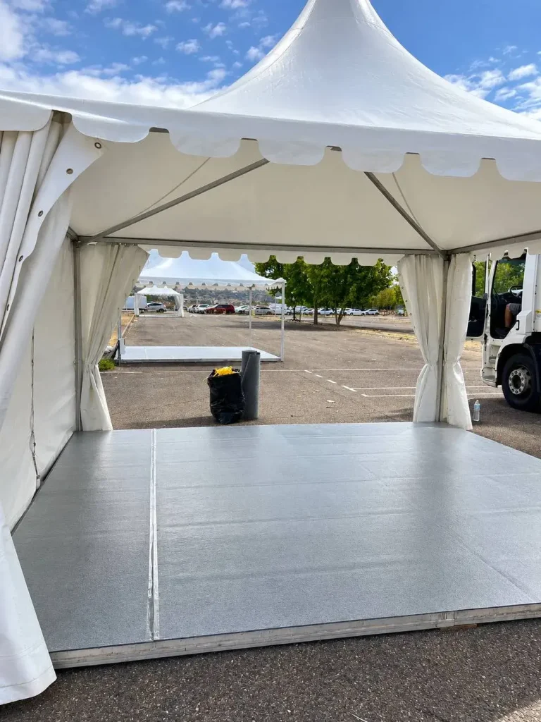Instalación de moqueta gris antracita para una feria de vehículos en Toledo