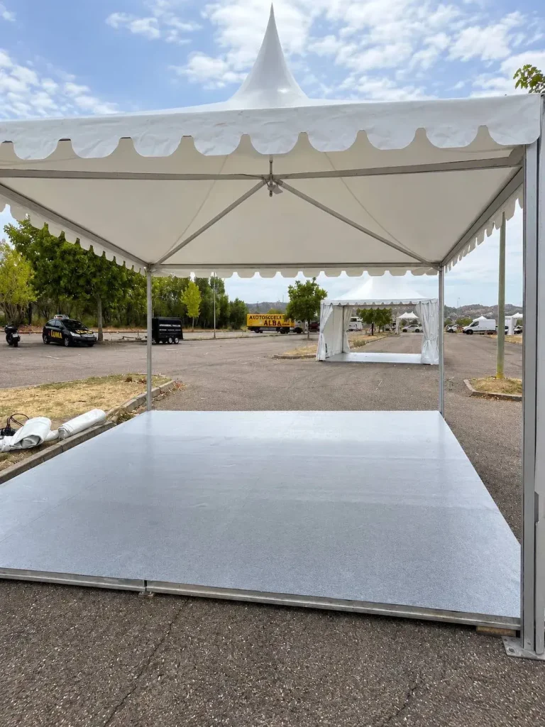 Instalación de moqueta gris antracita para una feria de vehículos en Toledo