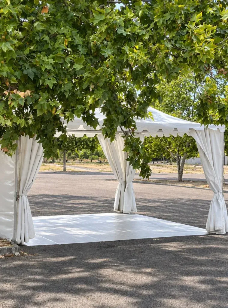 Instalación de moqueta gris antracita para una feria de vehículos en Toledo