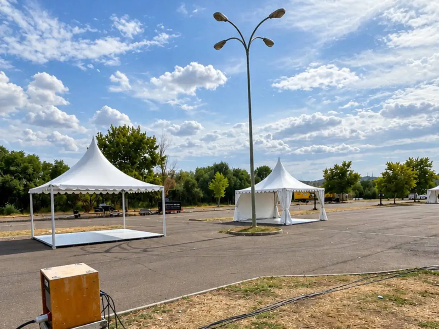 Instalación de moqueta gris antracita para una feria de vehículos en Toledo