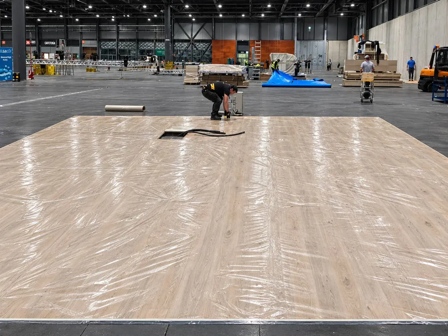 Instalación de 100m² de suelo PVC efecto madera en IFEMA Madrid
