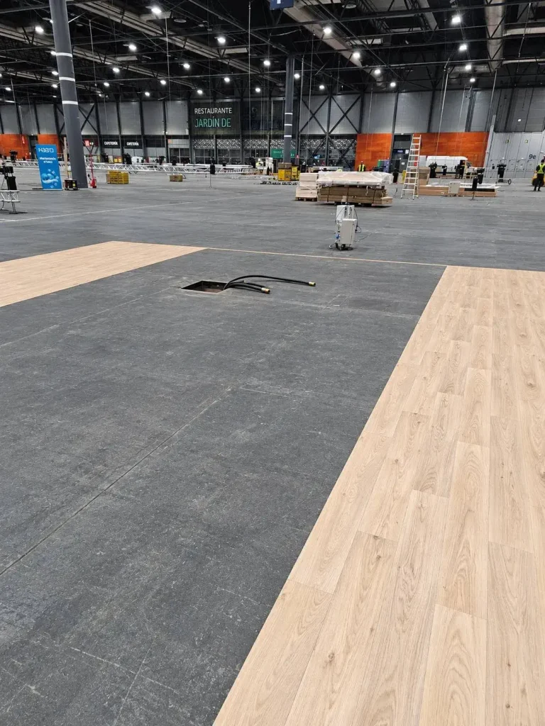 Instalación de 100m² de suelo PVC efecto madera en IFEMA Madrid