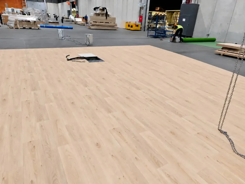 Instalación de 100m² de suelo PVC efecto madera en IFEMA Madrid